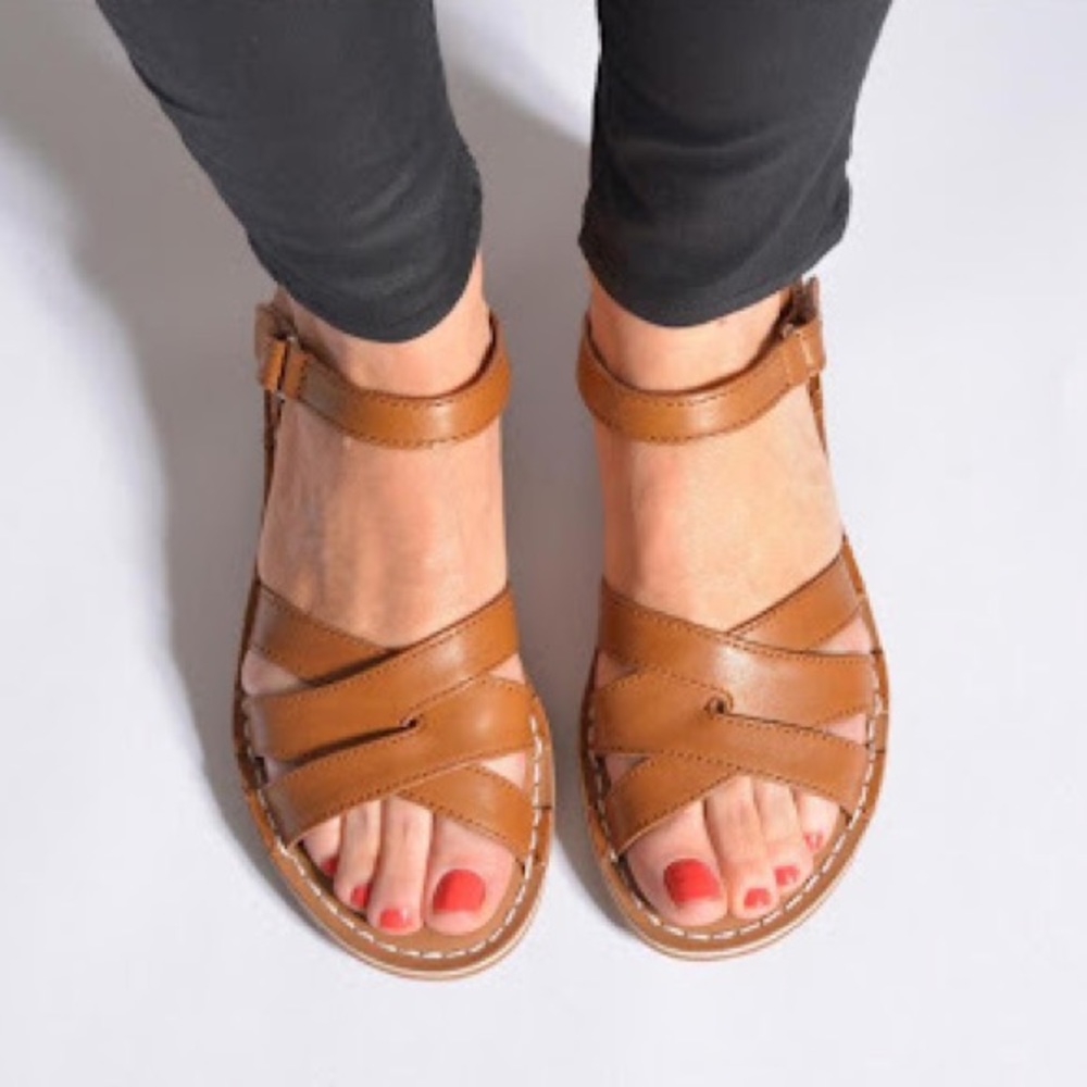 Clarks- Tustin Sahara Brown Sandals Size 9.5